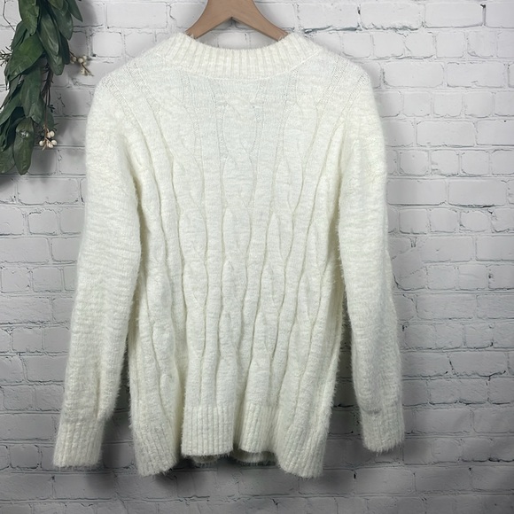 LUCKY BRAND NWT White Snagging Fuzzy Eyelash Cable Knit V-Neck Sweater sz small - Picture 3 of 7